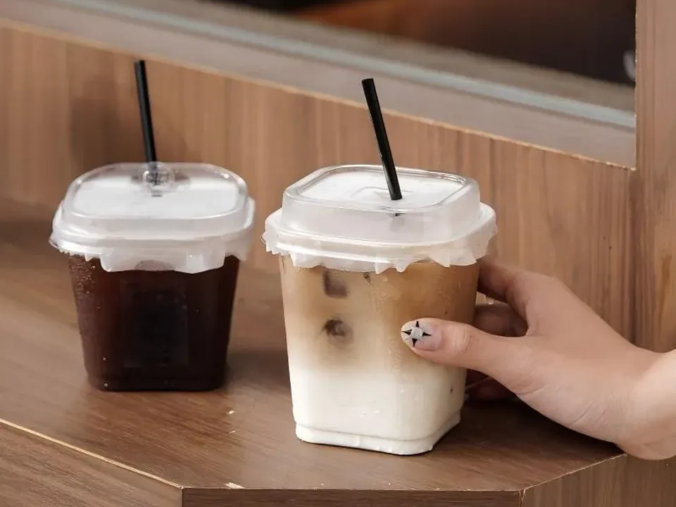 Disposable plastic cups with lids for cold drinks and milk tea